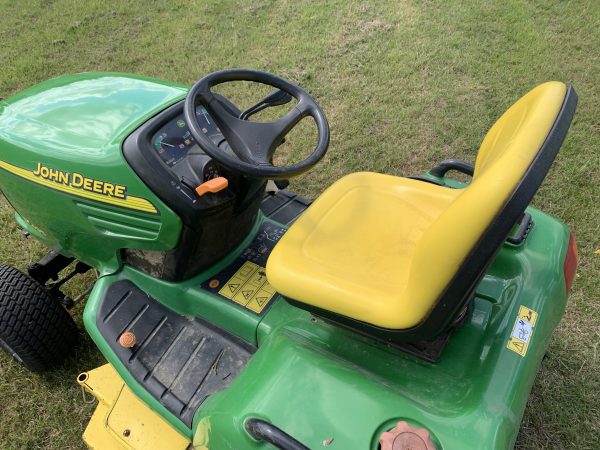 John Deere X495 Ride on lawn mower